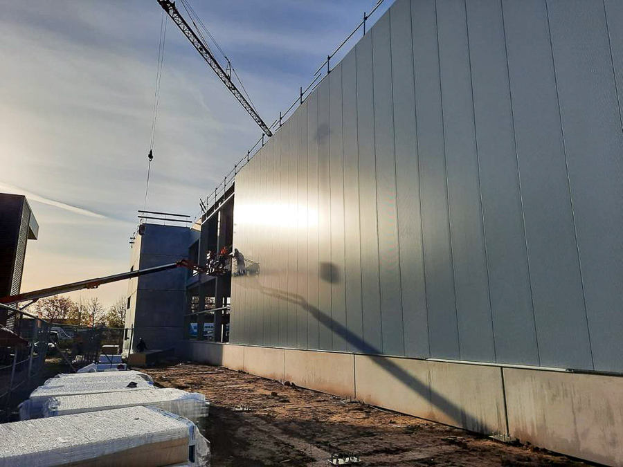 Start aanbrengen sandwichpanelen Leseman Car Care Breda